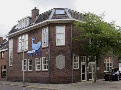 908560 Gezicht op het hoekpand Bolstraat 28A (kinderopvang 'de blauwe walvis') te Utrecht, gevestigd in een voormalig ...